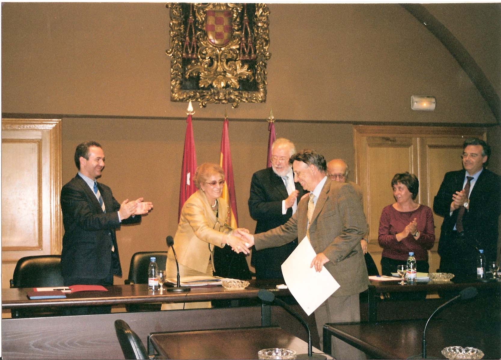 La Presidenta de la Asociación, Dª Lucía Pertierra, entrega al Profesor Martínez Alegría el nombramiento de Vicepresidente de Honor